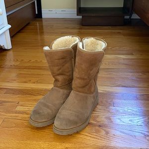 EUC Women’s Low Platform UGG Boots